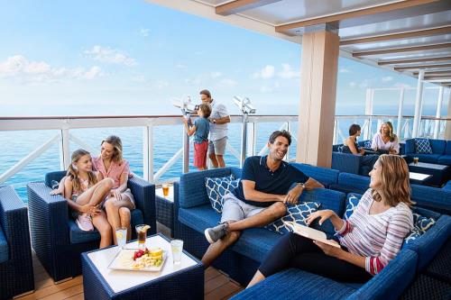 11 Bars & Lounges to Explore on Norwegian’s Cruise Ships