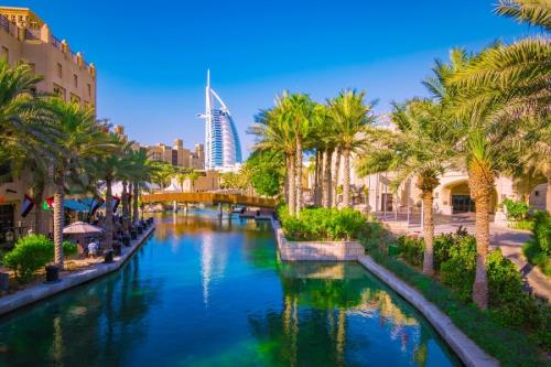 Dressing for a Dubai Cruise: 7 Top Tips