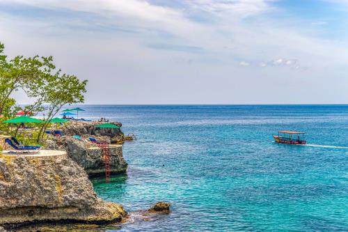 Get Your Fill Of Authentic Jamaican Flavors At These Negril Restaurants